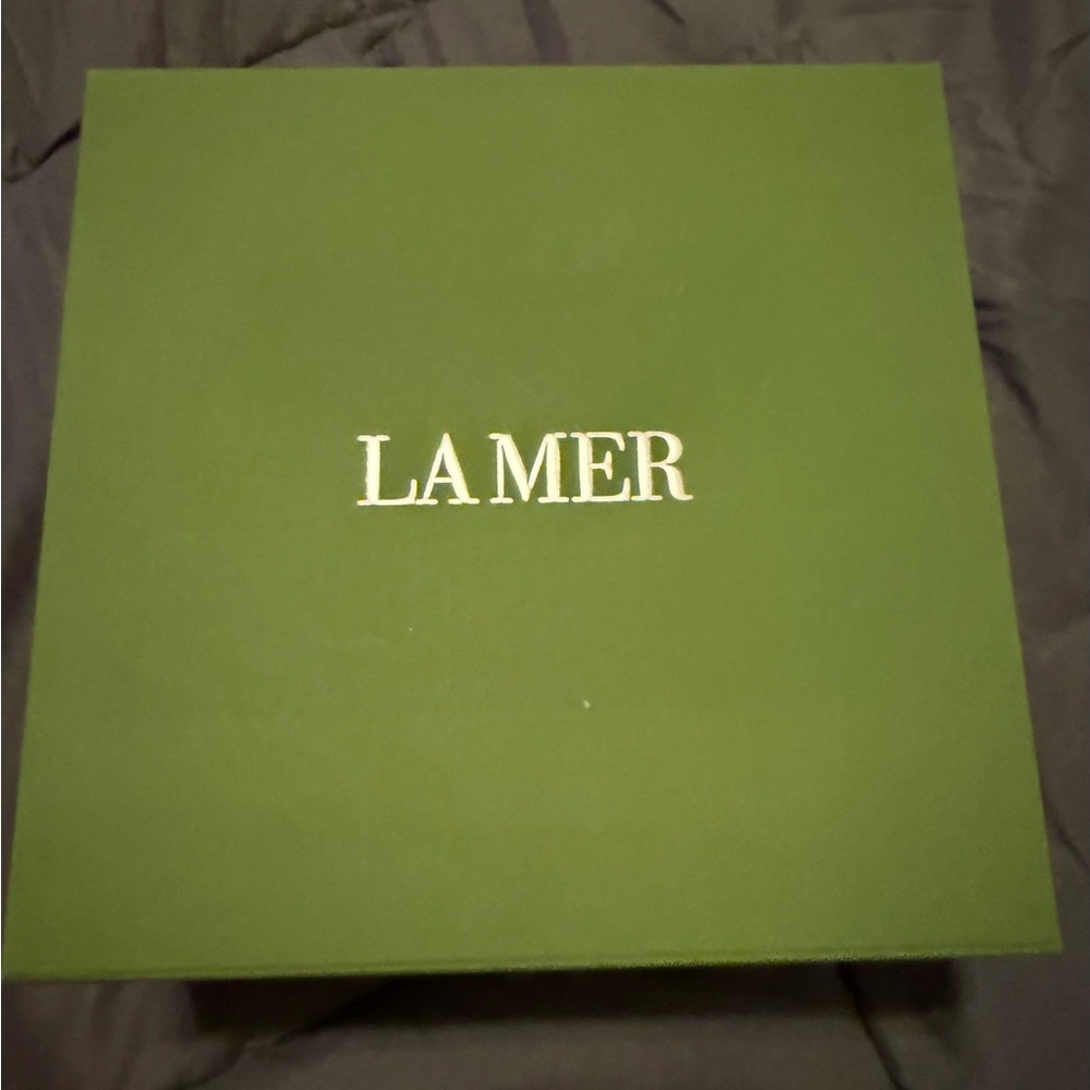 La Mer Skincare Set in Teal and Mint Green with Bonus Mini Makeup Bag - Picture 6 of 6